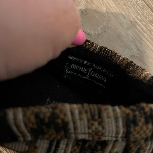 Minnetonka Aztec Print Black & Brown Moccasins 6.5 - Picture 8 of 10